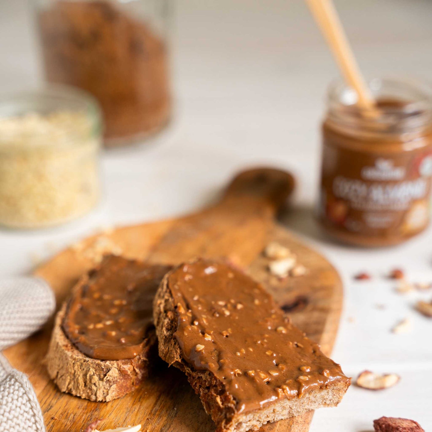 Cozy Almond verteilt auf einer Scheibe Brot