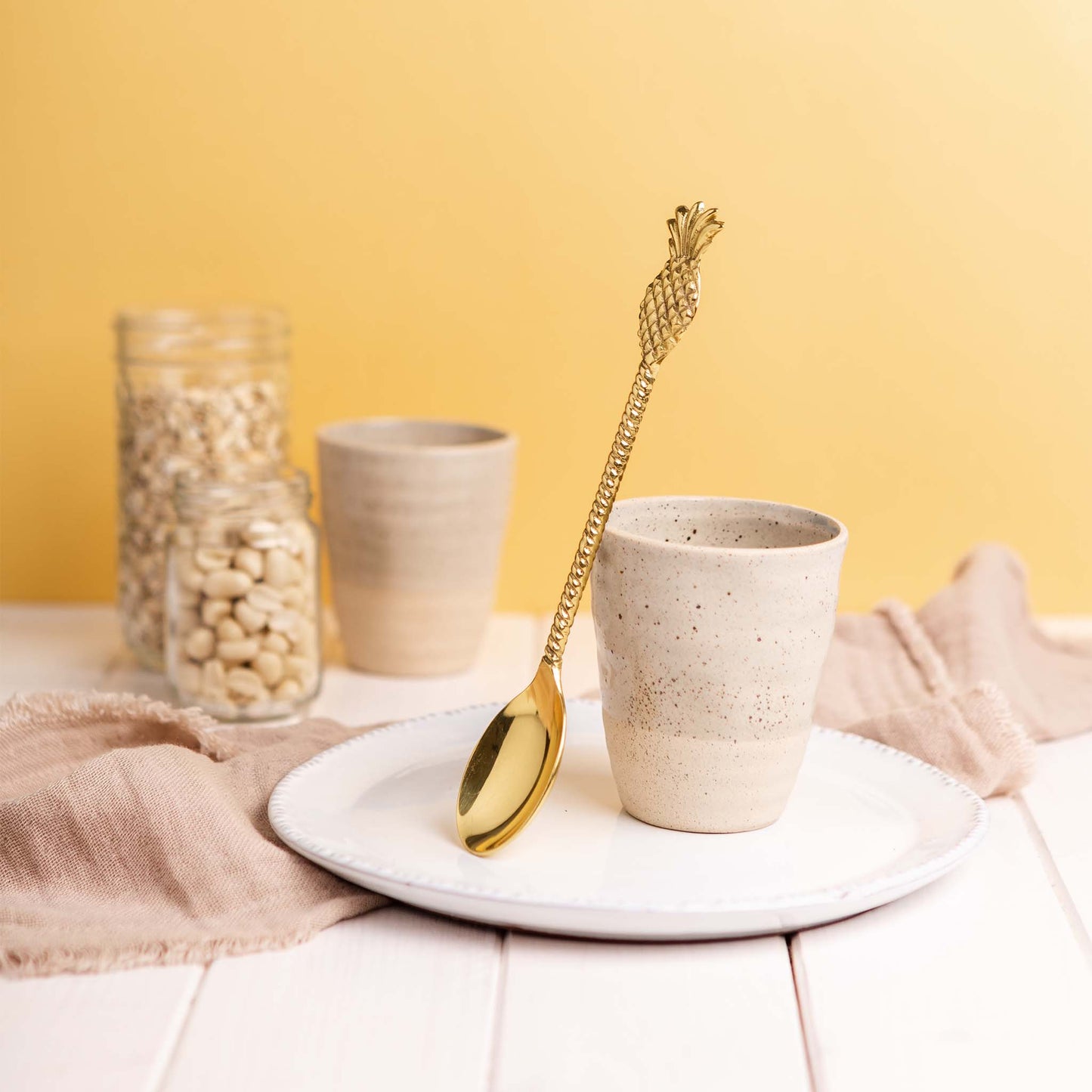 Moodfoto Ananaslöffel lehnt gegen Tasse
