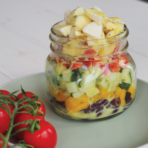 Regenbogen-Schichtsalat mit Buttermilch-Curry Dressing