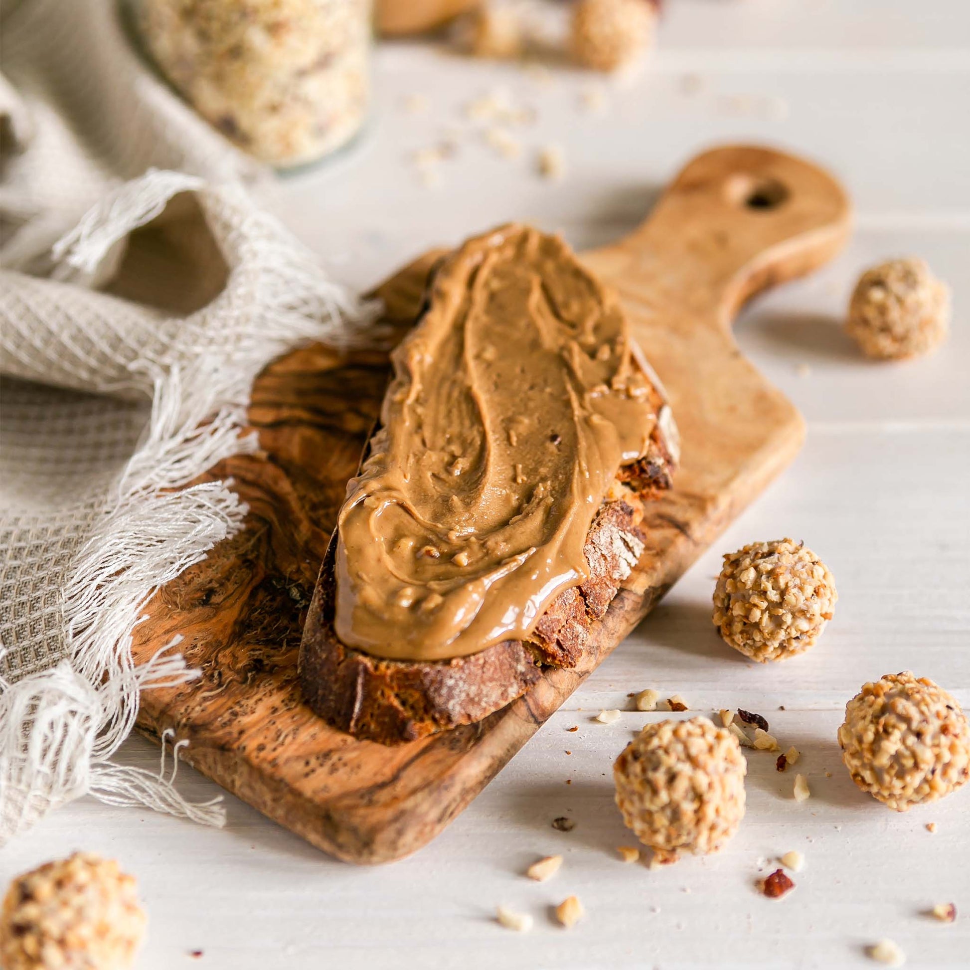 Golden Hazel verteilt auf einer Scheibe Brot