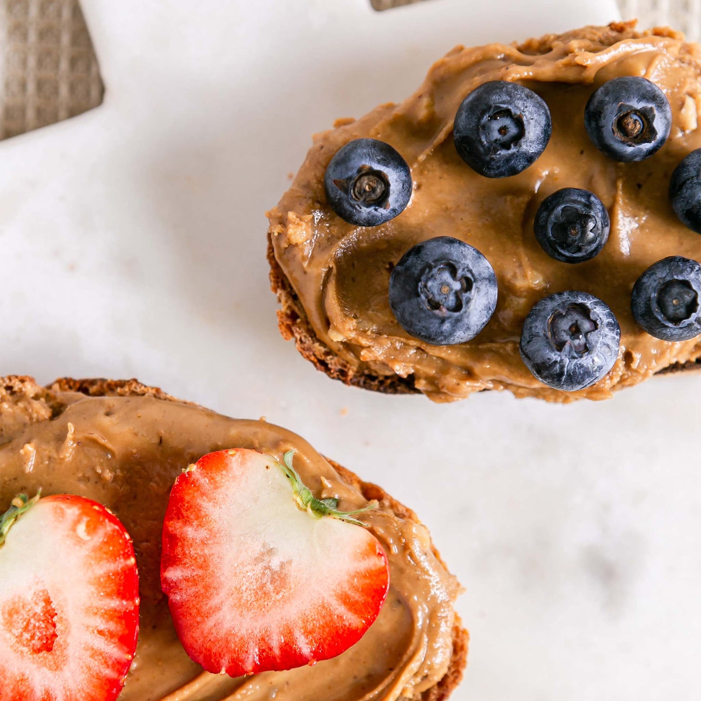 Happy Hazel verteilt auf 2 Scheiben Brot mit Früchten verziert 