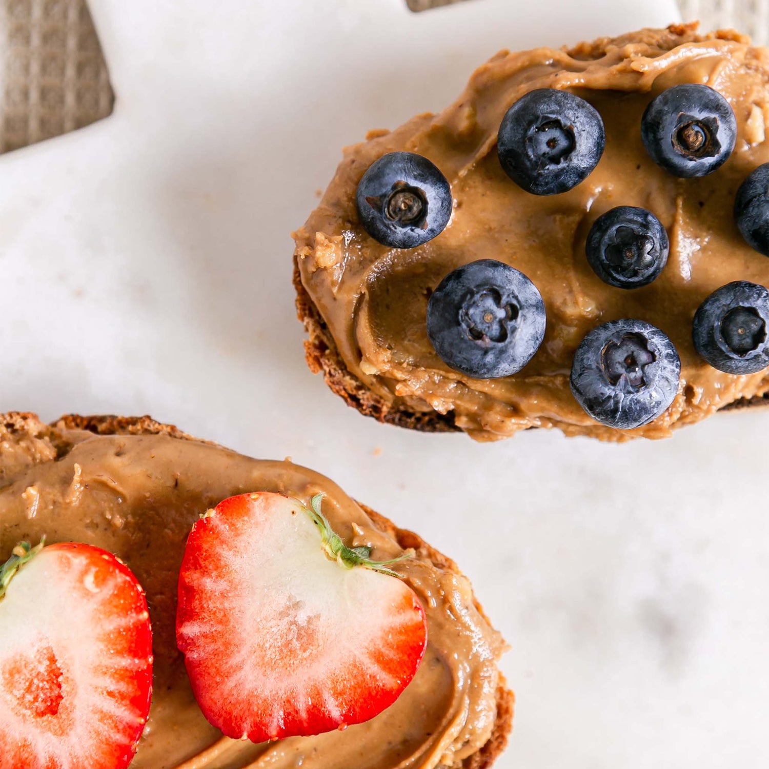 Happy Hazel verteilt auf 2 Scheiben Brot mit Früchten verziert 