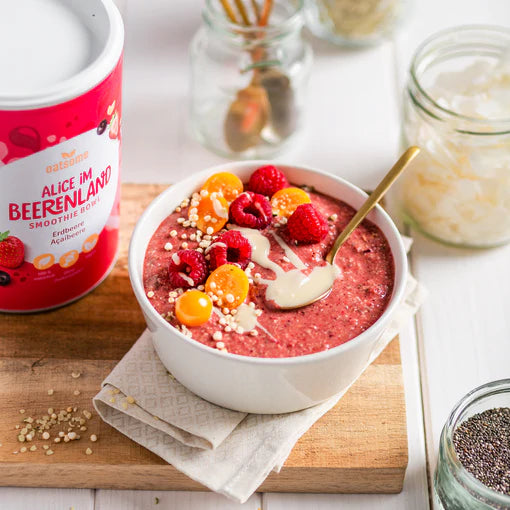 Angerichtete Smoothie Bowl - Alice im Beerenland