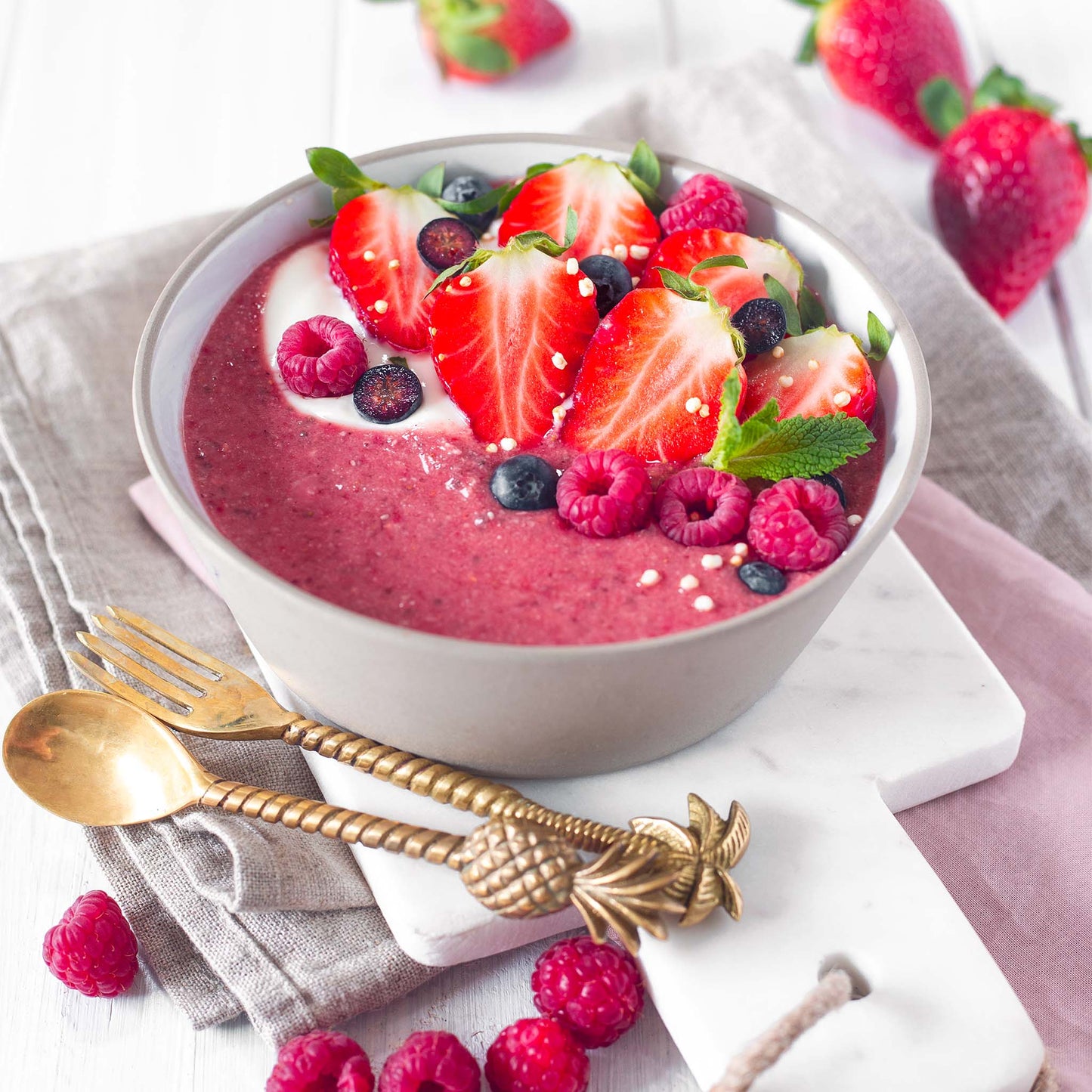 Alice im Beerenland - angerichtete Smoothie Bowl