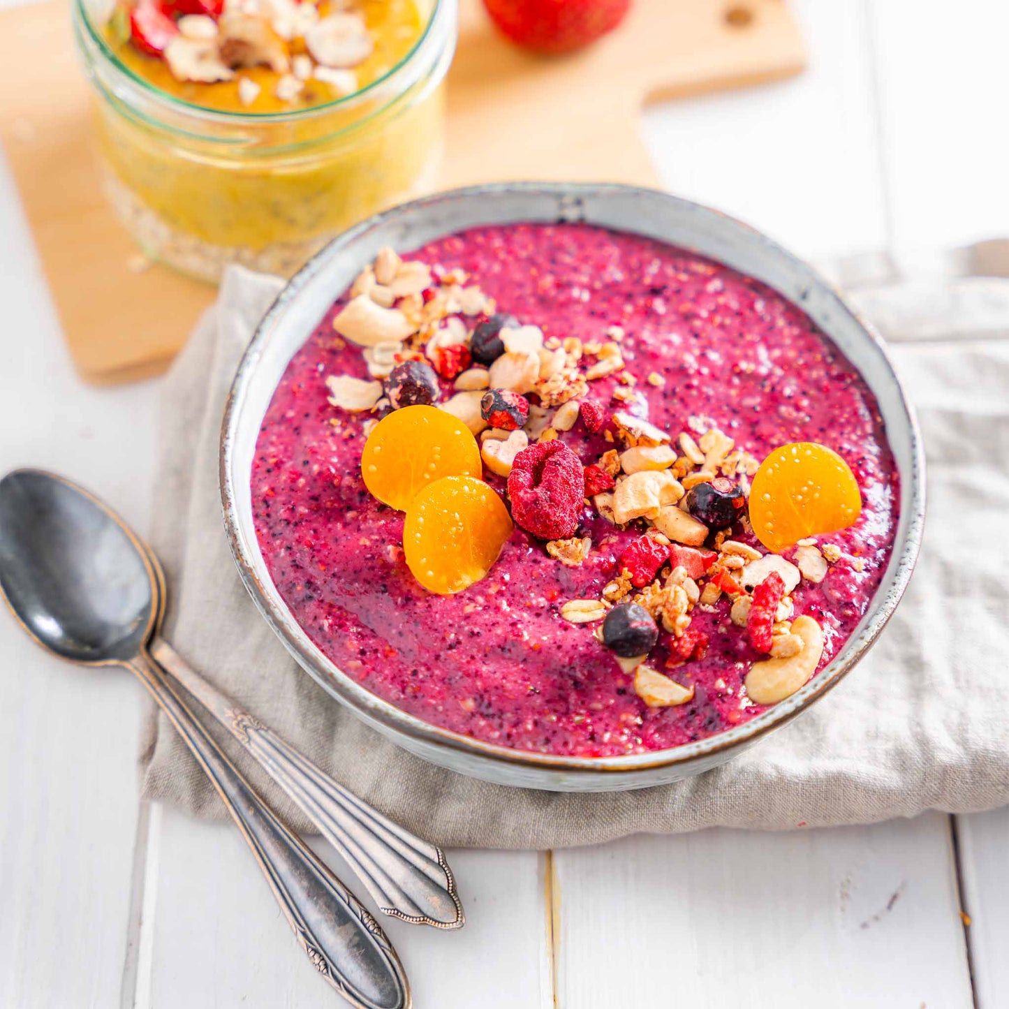 Angerichtete Smoothie Bowl - Benjamin Blaubeer